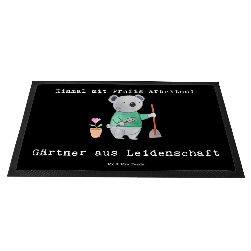 Fußmatte Gärtner aus Leidenschaft Gärtner, Gartenplaner, Gärtnerei, Gartenbau, Hobbygärtner, Garten- und Landschaftsbauer,  Türvorleger, Schmutzmatte, Fußabtreter, Matte, Schmutzfänger, Fußabstreifer, Schmutzfangmatte, Türmatte, Motivfußmatte,  Haustürmatte, Vorleger  Beruf, Ausbildung, Jubiläum, Abschied, Rente, Kollege, Kollegin, Geschenk, Schenken, Arbeitskollege, Mitarbeiter, Firma, Danke, Dankeschön
