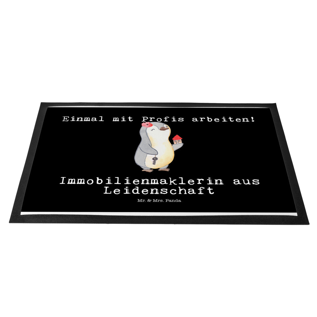 Fußmatte Immobilienmaklerin aus Leidenschaft Immobilienmaklerin, Immobilienhändlerin, Immobilienkauffrau, Immobilienbüro, Ausbildung Türvorleger, Schmutzmatte, Fußabtreter, Matte, Schmutzfänger, Fußabstreifer, Schmutzfangmatte, Türmatte, Motivfußmatte,  Haustürmatte, Vorleger  Beruf, Ausbildung, Jubiläum, Abschied, Rente, Kollege, Kollegin, Geschenk, Schenken, Arbeitskollege, Mitarbeiter, Firma, Danke, Dankeschön