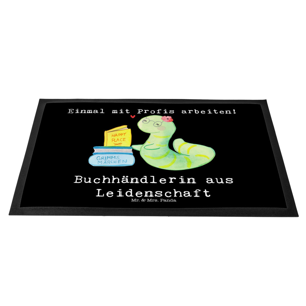 Fußmatte Buchhändlerin aus Leidenschaft Buchhändlerin, Buchhandlung, Buchverkäuferin, Bibliothekarin, Bücherwurm,  Türvorleger, Schmutzmatte, Fußabtreter, Matte, Schmutzfänger, Fußabstreifer, Schmutzfangmatte, Türmatte, Motivfußmatte,  Haustürmatte, Vorleger  Beruf, Ausbildung, Jubiläum, Abschied, Rente, Kollege, Kollegin, Geschenk, Schenken, Arbeitskollege, Mitarbeiter, Firma, Danke, Dankeschön
