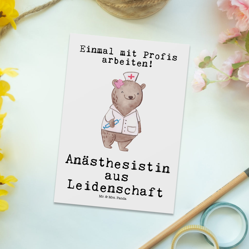 Postkarte Anästhesistin aus Leidenschaft Geschenkkarte, Grußkarte, Karte, Einladung, Ansichtskarte, Geburtstagskarte, Einladungskarte, Dankeskarte, Beruf, Ausbildung, Jubiläum, Abschied, Rente, Kollege, Kollegin, Geschenk, Schenken, Arbeitskollege, Mitarbeiter, Firma, Danke, Dankeschön, Anästhesistin, Narkoseärztin, Anästhesie, Krankenhaus, Studium