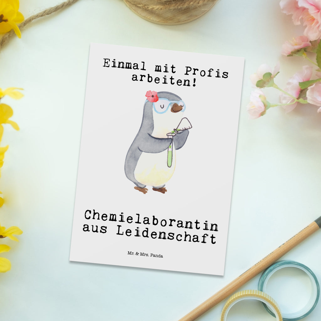 Postkarte Chemielaborantin aus Leidenschaft Geschenkkarte, Grußkarte, Karte, Einladung, Ansichtskarte, Geburtstagskarte, Einladungskarte, Dankeskarte, Beruf, Ausbildung, Jubiläum, Abschied, Rente, Kollege, Kollegin, Geschenk, Schenken, Arbeitskollege, Mitarbeiter, Firma, Danke, Dankeschön, Chemikerin, Chemielaborantin, Naturwissenschaftlerin, Labor, Studium, Forschung, Wissenschaftlerin