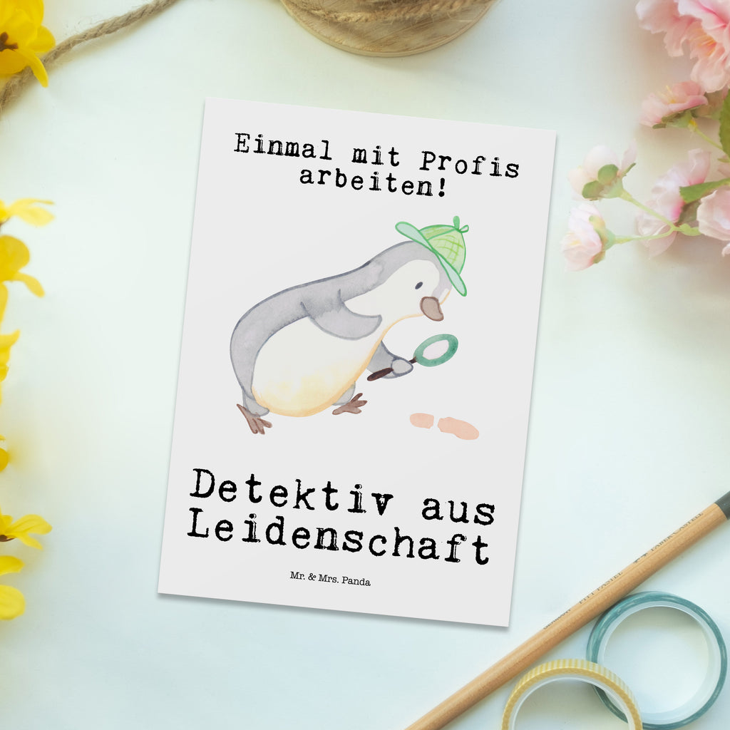 Postkarte Detektiv aus Leidenschaft Geschenkkarte, Grußkarte, Karte, Einladung, Ansichtskarte, Geburtstagskarte, Einladungskarte, Dankeskarte, Beruf, Ausbildung, Jubiläum, Abschied, Rente, Kollege, Kollegin, Geschenk, Schenken, Arbeitskollege, Mitarbeiter, Firma, Danke, Dankeschön, Detektiv, Ermittler, Agent, Privatdetektei, Berufsdetektiv, Wirtschaftsdetektei, Detektivausbildung, Spurensuche