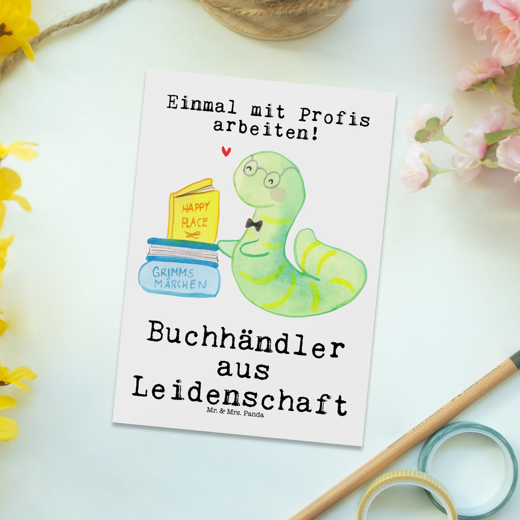 Postkarte Buchhändler aus Leidenschaft Geschenkkarte, Grußkarte, Karte, Einladung, Ansichtskarte, Geburtstagskarte, Einladungskarte, Beruf, Ausbildung, Jubiläum, Abschied, Rente, Kollege, Kollegin, Geschenk, Schenken, Arbeitskollege, Mitarbeiter, Firma, Danke, Dankeschön, Buchhändler, Buchhandlung, Buchverkäufer, Bibliothekar, Bücherwurm