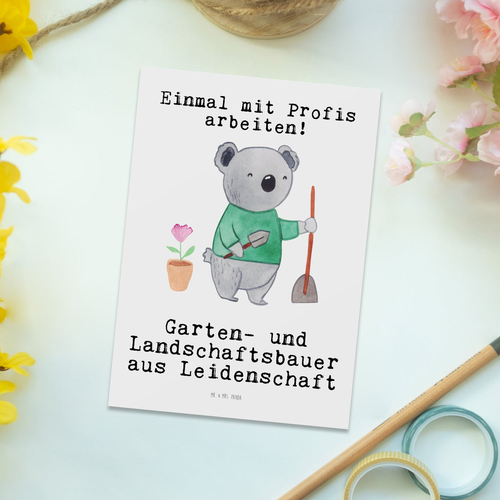 Postkarte Garten- und Landschaftsbauer aus Leidenschaft Geschenkkarte, Grußkarte, Karte, Einladung, Ansichtskarte, Geburtstagskarte, Einladungskarte, Beruf, Ausbildung, Jubiläum, Abschied, Rente, Kollege, Kollegin, Geschenk, Schenken, Arbeitskollege, Mitarbeiter, Firma, Danke, Dankeschön, Gärtner, Gartenplaner, Gärtnerei, Gartenbau, Hobbygärtner, Garten- und Landschaftsbauer