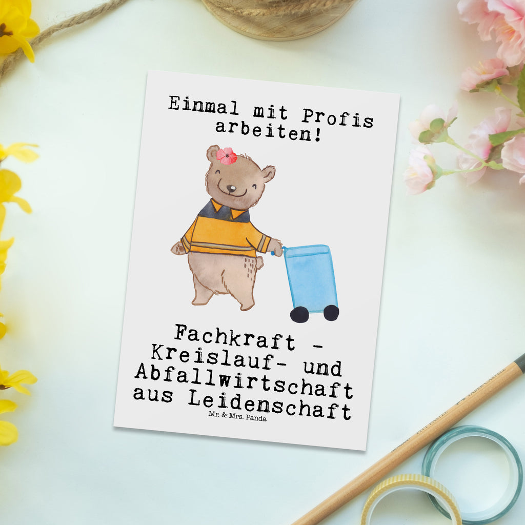 Postkarte Fachkraft - Kreislauf- und Abfallwirtschaft aus Leidenschaft Geschenkkarte, Grußkarte, Karte, Einladung, Ansichtskarte, Geburtstagskarte, Einladungskarte, Dankeskarte, Beruf, Ausbildung, Jubiläum, Abschied, Rente, Kollege, Kollegin, Geschenk, Schenken, Arbeitskollege, Mitarbeiter, Firma, Danke, Dankeschön, Müllwerker, Fachkraft Kreislauf- und Abfallwirtschaft, Müllentsorger, Kehrichtmann, Müllmann, Müllfahrer