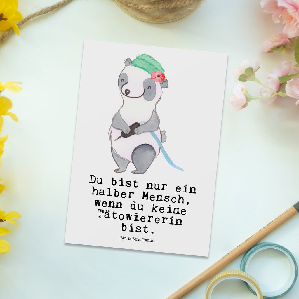 Postkarte Tätowiererin mit Herz Geschenkkarte, Grußkarte, Karte, Einladung, Ansichtskarte, Geburtstagskarte, Einladungskarte, Dankeskarte, Beruf, Ausbildung, Jubiläum, Abschied, Rente, Kollege, Kollegin, Geschenk, Schenken, Arbeitskollege, Mitarbeiter, Firma, Danke, Dankeschön