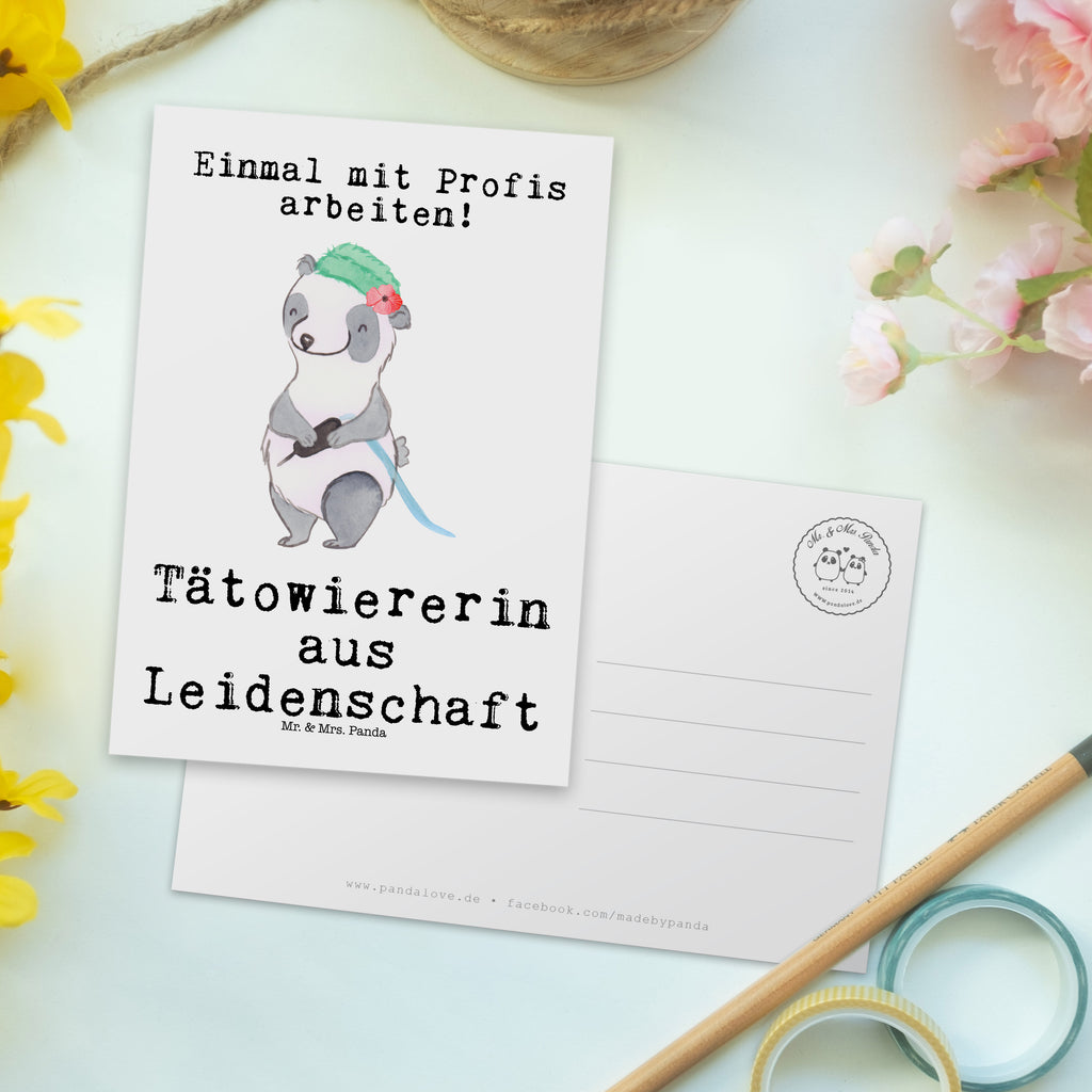 Postkarte Tätowiererin aus Leidenschaft Geschenkkarte, Grußkarte, Karte, Einladung, Ansichtskarte, Geburtstagskarte, Einladungskarte, Dankeskarte, Beruf, Ausbildung, Jubiläum, Abschied, Rente, Kollege, Kollegin, Geschenk, Schenken, Arbeitskollege, Mitarbeiter, Firma, Danke, Dankeschön