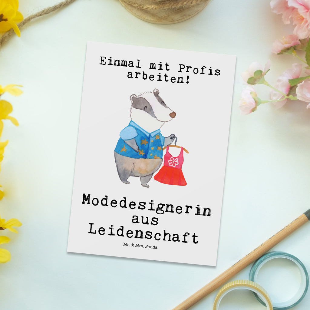 Postkarte Modedesignerin aus Leidenschaft Geschenkkarte, Grußkarte, Karte, Einladung, Ansichtskarte, Geburtstagskarte, Einladungskarte, Dankeskarte, Beruf, Ausbildung, Jubiläum, Abschied, Rente, Kollege, Kollegin, Geschenk, Schenken, Arbeitskollege, Mitarbeiter, Firma, Danke, Dankeschön, Modedesignerin, Fashion Designerin, Modeschöpferin
