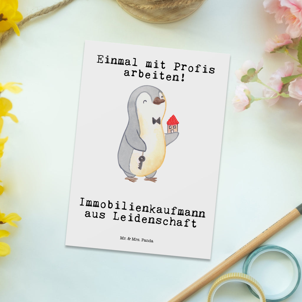 Postkarte Immobilienkaufmann aus Leidenschaft Geschenkkarte, Grußkarte, Karte, Einladung, Ansichtskarte, Geburtstagskarte, Einladungskarte, Dankeskarte, Beruf, Ausbildung, Jubiläum, Abschied, Rente, Kollege, Kollegin, Geschenk, Schenken, Arbeitskollege, Mitarbeiter, Firma, Danke, Dankeschön, Immobilienmakler, Immobilienhändler, Immobilienkaufmann, Immobilienbüro