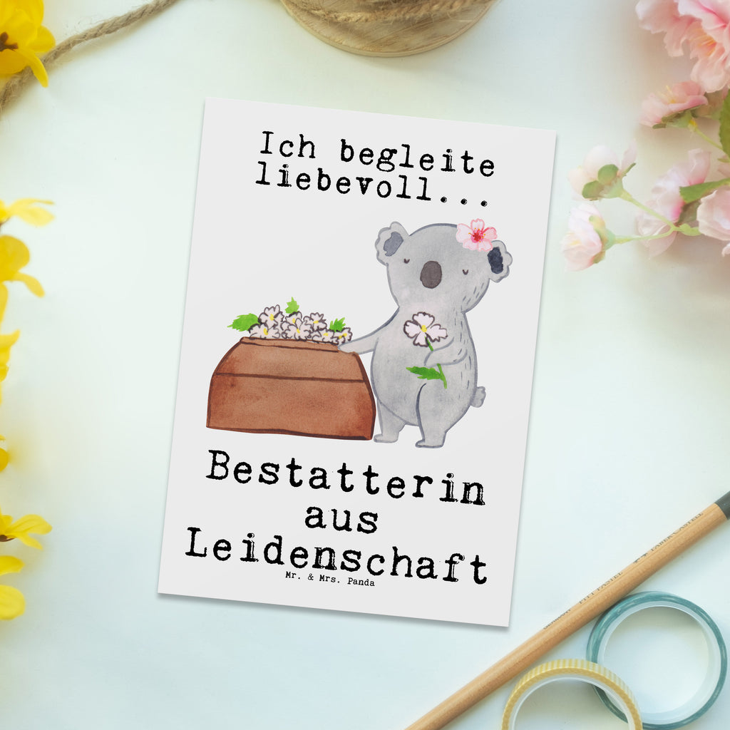 Postkarte Bestatterin aus Leidenschaft Geschenkkarte, Grußkarte, Karte, Einladung, Ansichtskarte, Geburtstagskarte, Einladungskarte, Beruf, Ausbildung, Jubiläum, Abschied, Rente, Kollege, Kollegin, Geschenk, Schenken, Arbeitskollege, Mitarbeiter, Firma, Danke, Dankeschön