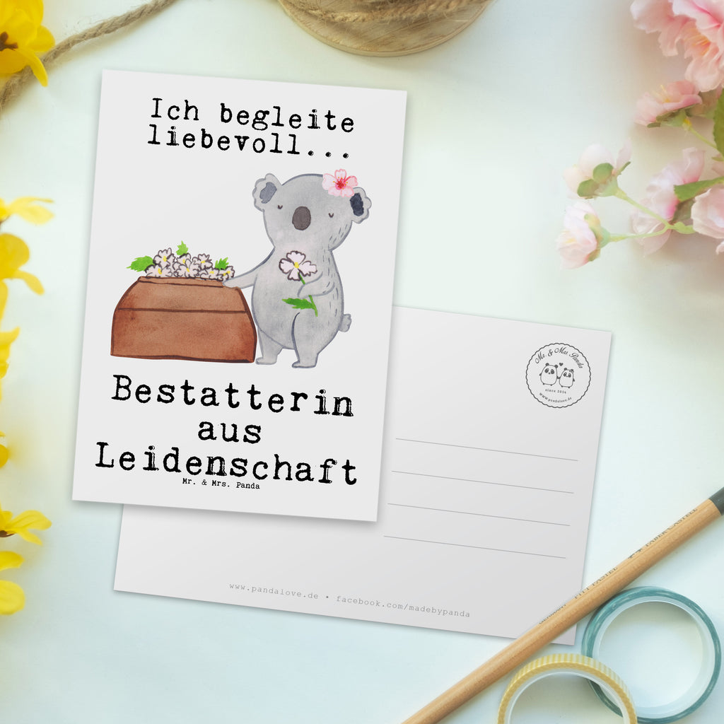 Postkarte Bestatterin aus Leidenschaft Geschenkkarte, Grußkarte, Karte, Einladung, Ansichtskarte, Geburtstagskarte, Einladungskarte, Beruf, Ausbildung, Jubiläum, Abschied, Rente, Kollege, Kollegin, Geschenk, Schenken, Arbeitskollege, Mitarbeiter, Firma, Danke, Dankeschön