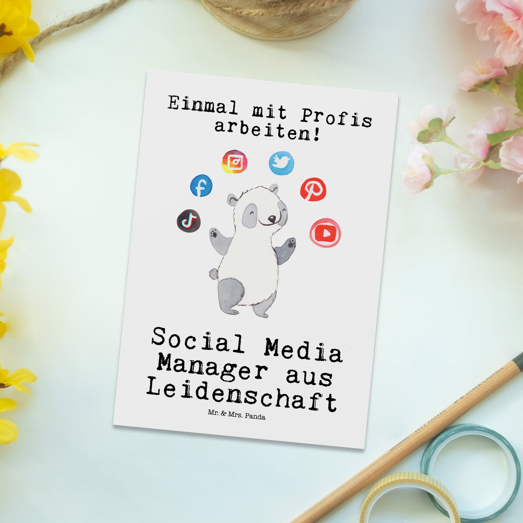 Postkarte Social Media Manager aus Leidenschaft Geschenkkarte, Grußkarte, Karte, Einladung, Ansichtskarte, Geburtstagskarte, Einladungskarte, Dankeskarte, Beruf, Ausbildung, Jubiläum, Abschied, Rente, Kollege, Kollegin, Geschenk, Schenken, Arbeitskollege, Mitarbeiter, Firma, Danke, Dankeschön