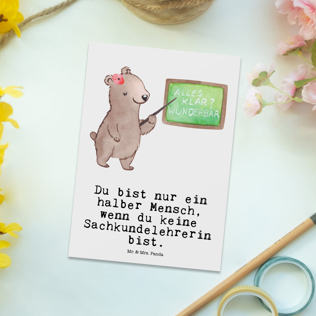 Postkarte Sachkundelehrerin mit Herz Geschenkkarte, Grußkarte, Karte, Einladung, Ansichtskarte, Geburtstagskarte, Einladungskarte, Dankeskarte, Beruf, Ausbildung, Jubiläum, Abschied, Rente, Kollege, Kollegin, Geschenk, Schenken, Arbeitskollege, Mitarbeiter, Firma, Danke, Dankeschön, Sachkundelehrerin, Sachkundeunterricht, Schule, Grundschule