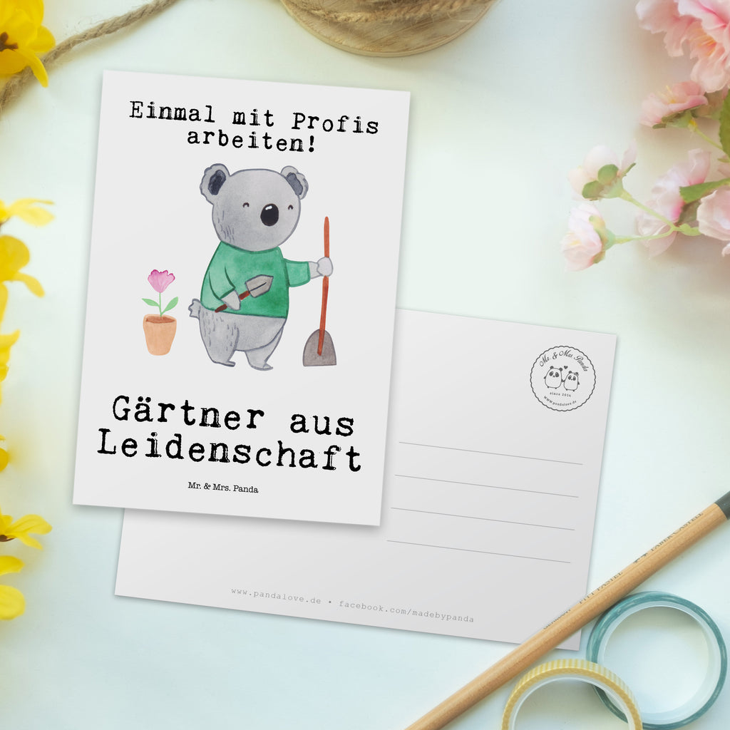 Postkarte Gärtner aus Leidenschaft Geschenkkarte, Grußkarte, Karte, Einladung, Ansichtskarte, Geburtstagskarte, Einladungskarte, Beruf, Ausbildung, Jubiläum, Abschied, Rente, Kollege, Kollegin, Geschenk, Schenken, Arbeitskollege, Mitarbeiter, Firma, Danke, Dankeschön, Gärtner, Gartenplaner, Gärtnerei, Gartenbau, Hobbygärtner, Garten- und Landschaftsbauer