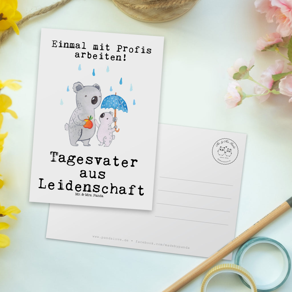 Postkarte Tagesvater aus Leidenschaft Geschenkkarte, Grußkarte, Karte, Einladung, Ansichtskarte, Geburtstagskarte, Einladungskarte, Dankeskarte, Beruf, Ausbildung, Jubiläum, Abschied, Rente, Kollege, Kollegin, Geschenk, Schenken, Arbeitskollege, Mitarbeiter, Firma, Danke, Dankeschön