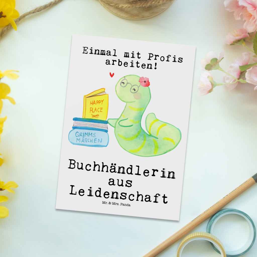 Postkarte Buchhändlerin aus Leidenschaft Geschenkkarte, Grußkarte, Karte, Einladung, Ansichtskarte, Geburtstagskarte, Einladungskarte, Dankeskarte, Beruf, Ausbildung, Jubiläum, Abschied, Rente, Kollege, Kollegin, Geschenk, Schenken, Arbeitskollege, Mitarbeiter, Firma, Danke, Dankeschön, Buchhändlerin, Buchhandlung, Buchverkäuferin, Bibliothekarin, Bücherwurm