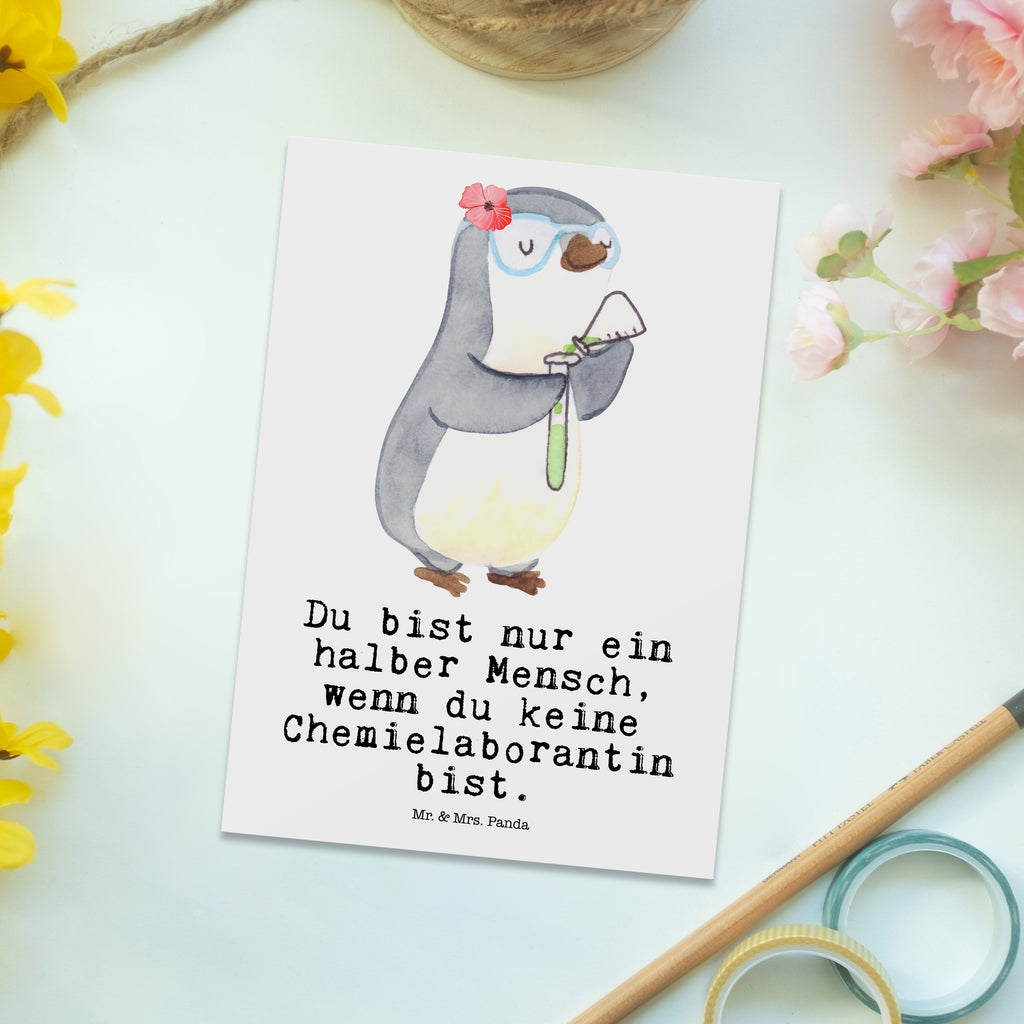Postkarte Chemielaborantin mit Herz Geschenkkarte, Grußkarte, Karte, Einladung, Ansichtskarte, Geburtstagskarte, Einladungskarte, Beruf, Ausbildung, Jubiläum, Abschied, Rente, Kollege, Kollegin, Geschenk, Schenken, Arbeitskollege, Mitarbeiter, Firma, Danke, Dankeschön, Chemikerin, Chemielaborantin, Naturwissenschaftlerin, Labor, Studium, Forschung, Wissenschaftlerin