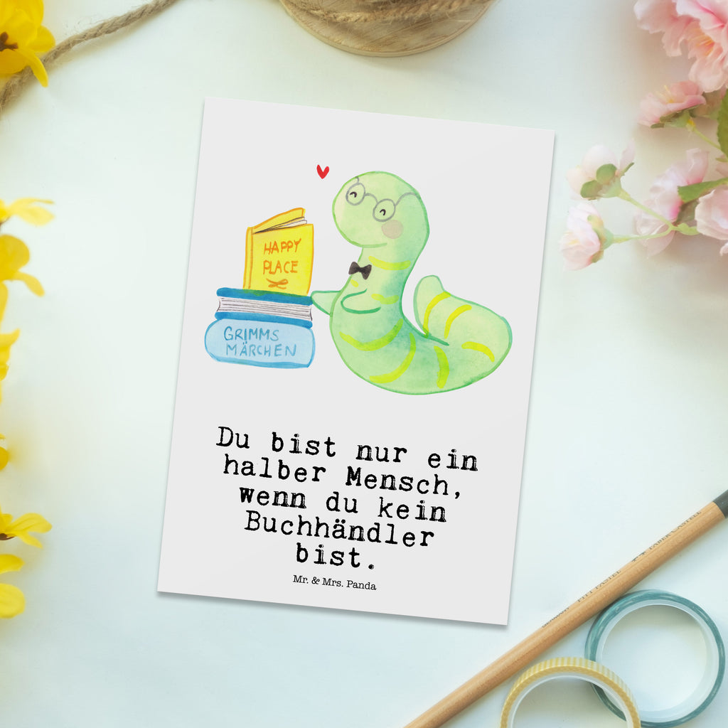 Postkarte Buchhändler mit Herz Geschenkkarte, Grußkarte, Karte, Einladung, Ansichtskarte, Geburtstagskarte, Einladungskarte, Beruf, Ausbildung, Jubiläum, Abschied, Rente, Kollege, Kollegin, Geschenk, Schenken, Arbeitskollege, Mitarbeiter, Firma, Danke, Dankeschön, Buchhändler, Buchhandlung, Buchverkäufer, Bibliothekar, Bücherwurm