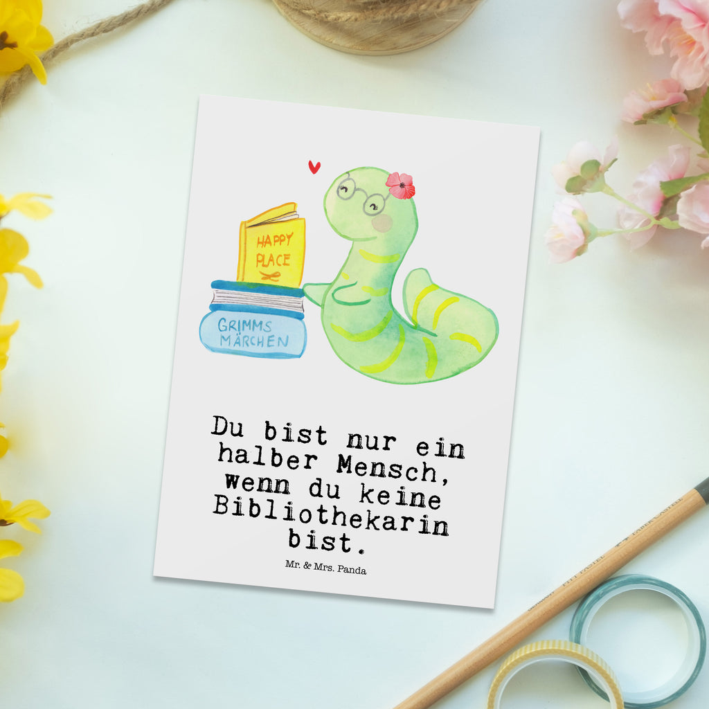 Postkarte Bibliothekarin mit Herz Geschenkkarte, Grußkarte, Karte, Einladung, Ansichtskarte, Geburtstagskarte, Einladungskarte, Dankeskarte, Beruf, Ausbildung, Jubiläum, Abschied, Rente, Kollege, Kollegin, Geschenk, Schenken, Arbeitskollege, Mitarbeiter, Firma, Danke, Dankeschön, Bibliothekarin, Buchhandlung, Bibliothek, Bücherwurm, Leseratte, Bücherliebe
