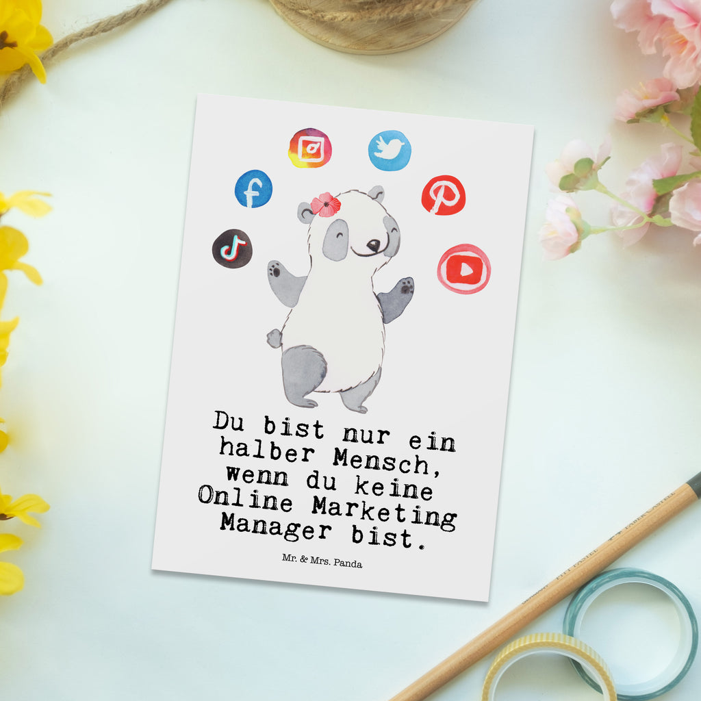 Postkarte Online Marketing Manager mit Herz Geschenkkarte, Grußkarte, Karte, Einladung, Ansichtskarte, Geburtstagskarte, Einladungskarte, Dankeskarte, Beruf, Ausbildung, Jubiläum, Abschied, Rente, Kollege, Kollegin, Geschenk, Schenken, Arbeitskollege, Mitarbeiter, Firma, Danke, Dankeschön, Online Marketing, Manager, Marketingmanager, Influencer Marketing, Digital Marketing