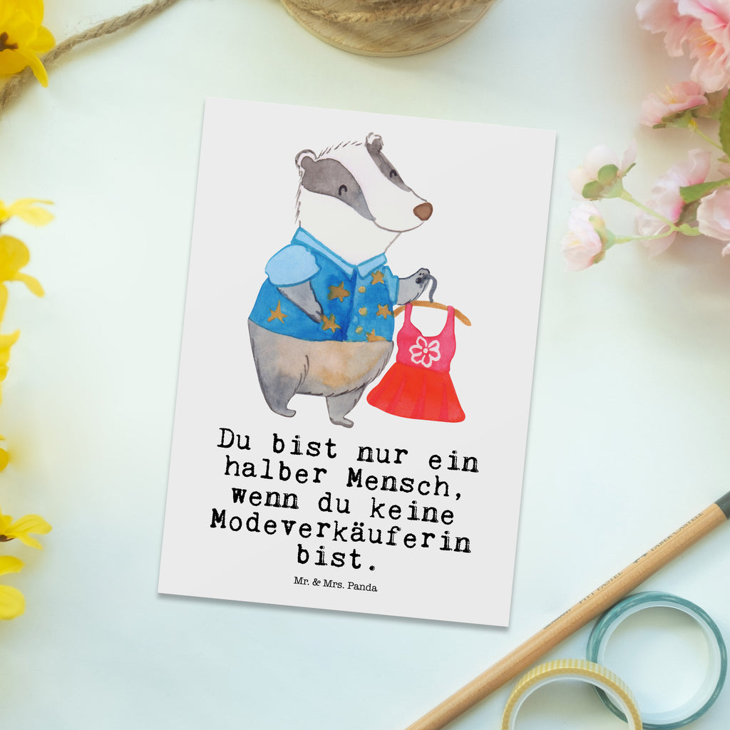 Postkarte Modeverkäuferin mit Herz Geschenkkarte, Grußkarte, Karte, Einladung, Ansichtskarte, Geburtstagskarte, Einladungskarte, Beruf, Ausbildung, Jubiläum, Abschied, Rente, Kollege, Kollegin, Geschenk, Schenken, Arbeitskollege, Mitarbeiter, Firma, Danke, Dankeschön, Modeverkäuferin, Verkäuferin, Fashion Store