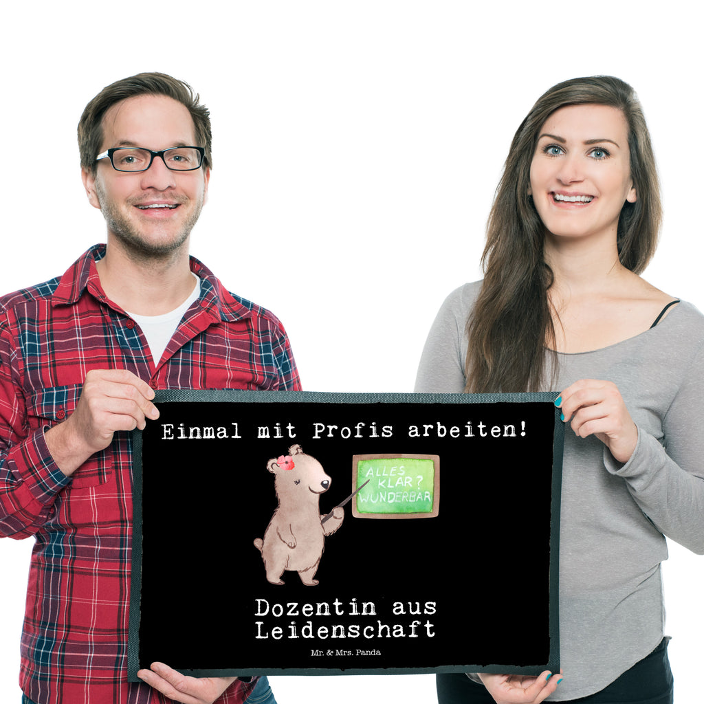 Fußmatte Dozentin aus Leidenschaft Dozentin, Professorin, Universität, Vorlesung, Tutorin, Akademikerin, Uni, Unterricht Türvorleger, Schmutzmatte, Fußabtreter, Matte, Schmutzfänger, Fußabstreifer, Schmutzfangmatte, Türmatte, Motivfußmatte,  Haustürmatte, Vorleger  Beruf, Ausbildung, Jubiläum, Abschied, Rente, Kollege, Kollegin, Geschenk, Schenken, Arbeitskollege, Mitarbeiter, Firma, Danke, Dankeschön