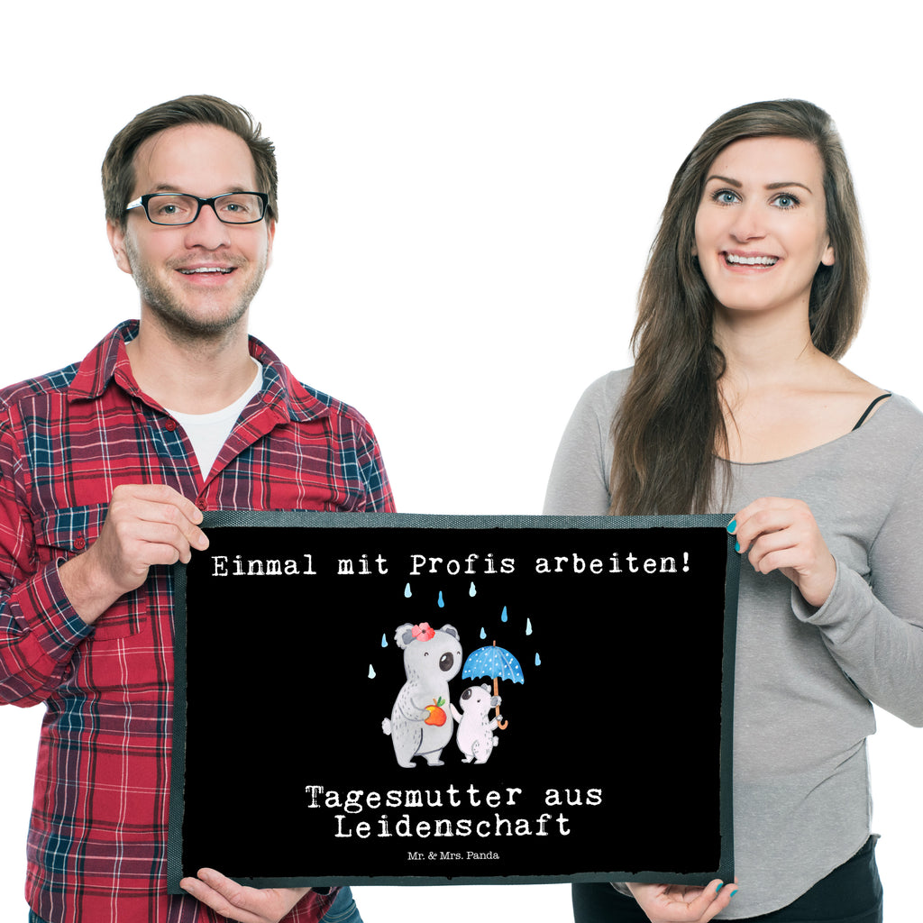 Fußmatte Tagesmutter aus Leidenschaft  Türvorleger, Schmutzmatte, Fußabtreter, Matte, Schmutzfänger, Fußabstreifer, Schmutzfangmatte, Türmatte, Motivfußmatte,  Haustürmatte, Vorleger  Beruf, Ausbildung, Jubiläum, Abschied, Rente, Kollege, Kollegin, Geschenk, Schenken, Arbeitskollege, Mitarbeiter, Firma, Danke, Dankeschön
