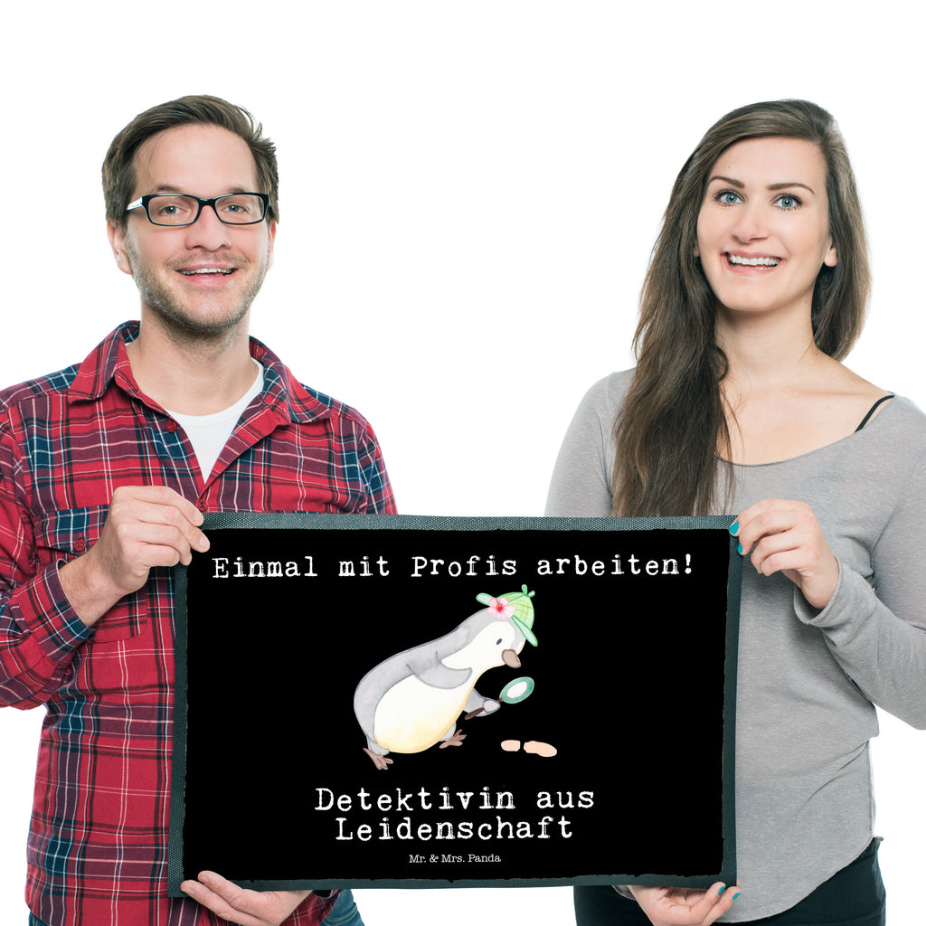 Fußmatte Detektivin aus Leidenschaft Detektivin, Ermittlerin, Agentin, Privatdetektei, Berufsdetektivin, Wirtschaftsdetektei, Detektivausbildung, Spurensuche, Türvorleger, Schmutzmatte, Fußabtreter, Matte, Schmutzfänger, Fußabstreifer, Schmutzfangmatte, Türmatte, Motivfußmatte,  Haustürmatte, Vorleger  Beruf, Ausbildung, Jubiläum, Abschied, Rente, Kollege, Kollegin, Geschenk, Schenken, Arbeitskollege, Mitarbeiter, Firma, Danke, Dankeschön