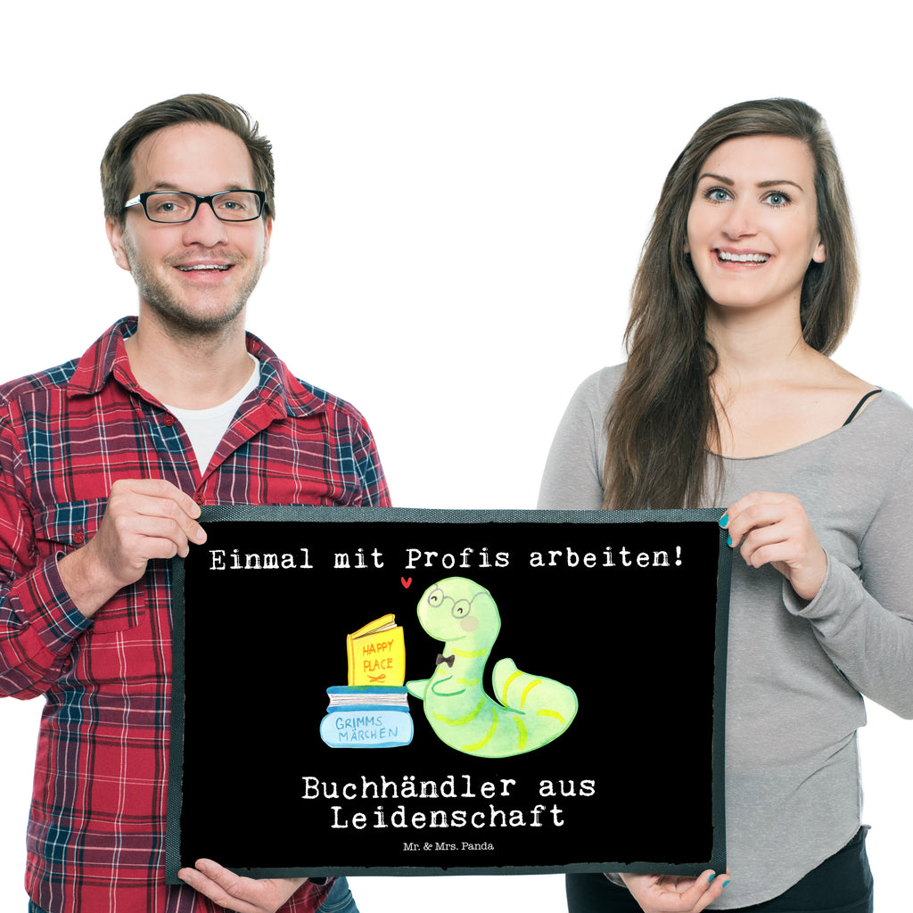 Fußmatte Buchhändler aus Leidenschaft Türvorleger, Schmutzmatte, Fußabtreter, Matte, Schmutzfänger, Fußabstreifer, Schmutzfangmatte, Türmatte, Motivfußmatte, Haustürmatte, Vorleger, Beruf, Ausbildung, Jubiläum, Abschied, Rente, Kollege, Kollegin, Geschenk, Schenken, Arbeitskollege, Mitarbeiter, Firma, Danke, Dankeschön, Buchhändler, Buchhandlung, Buchverkäufer, Bibliothekar, Bücherwurm