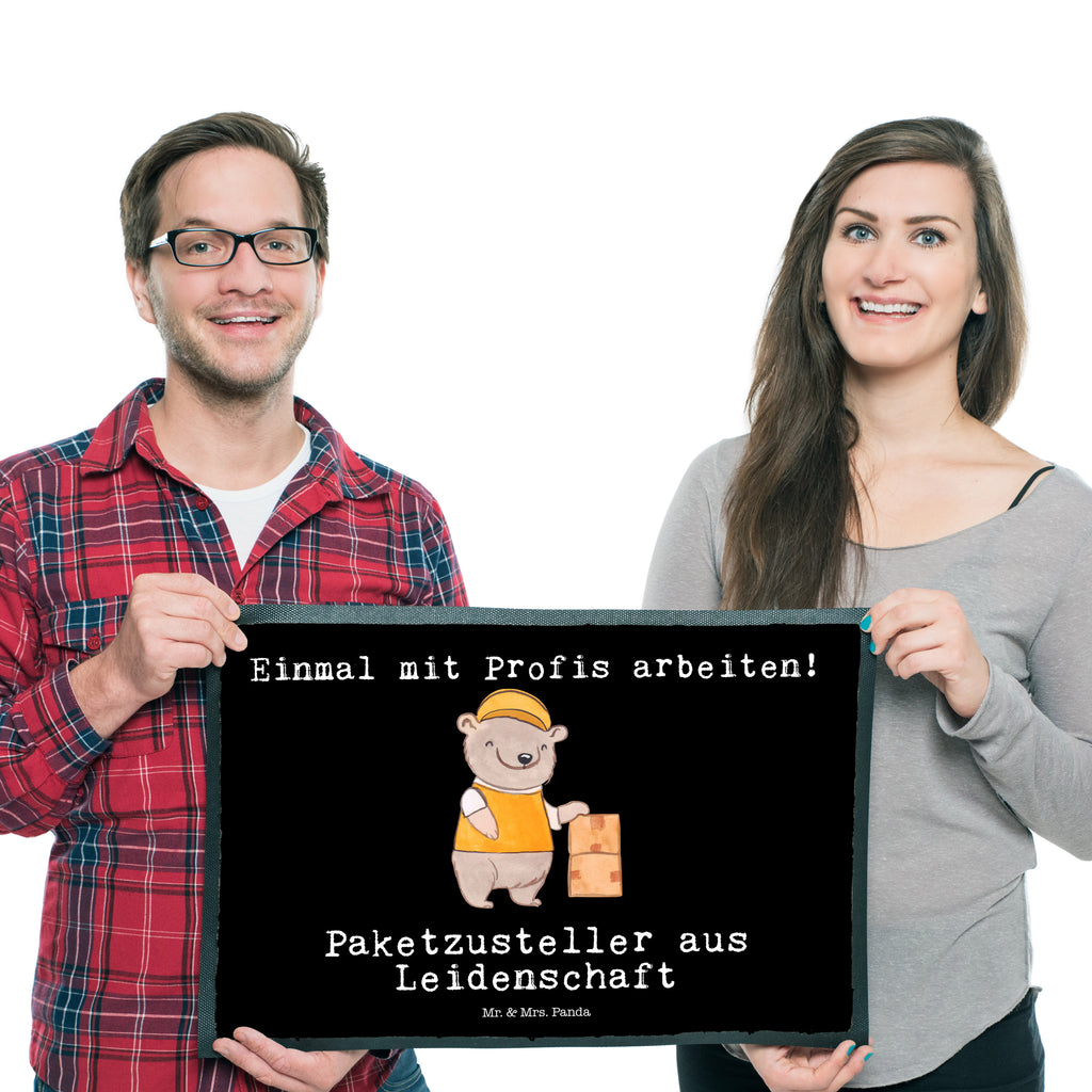 Fußmatte Paketzusteller aus Leidenschaft Türvorleger, Schmutzmatte, Fußabtreter, Matte, Schmutzfänger, Fußabstreifer, Schmutzfangmatte, Türmatte, Motivfußmatte, Haustürmatte, Vorleger, Beruf, Ausbildung, Jubiläum, Abschied, Rente, Kollege, Kollegin, Geschenk, Schenken, Arbeitskollege, Mitarbeiter, Firma, Danke, Dankeschön, Paketzusteller, Paketbote, Zustellservice Pakete