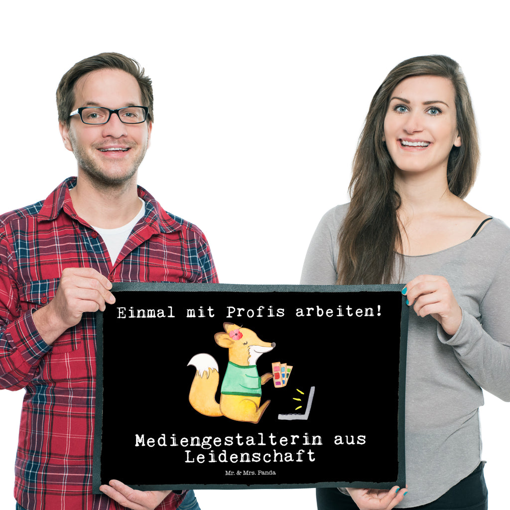 Fußmatte Mediengestalterin aus Leidenschaft Türvorleger, Schmutzmatte, Fußabtreter, Matte, Schmutzfänger, Fußabstreifer, Schmutzfangmatte, Türmatte, Motivfußmatte, Haustürmatte, Vorleger, Beruf, Ausbildung, Jubiläum, Abschied, Rente, Kollege, Kollegin, Geschenk, Schenken, Arbeitskollege, Mitarbeiter, Firma, Danke, Dankeschön, Grafikerin, Designer, Mediengestalter, Grafikdesignerin