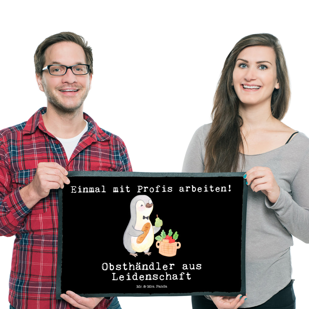 Fußmatte Obsthändler aus Leidenschaft Obsthändler, Obstverkäufer, Wochenmarkthändler, Obstbauer, Obst- und Gemüsehändler, Obstplantage,  Türvorleger, Schmutzmatte, Fußabtreter, Matte, Schmutzfänger, Fußabstreifer, Schmutzfangmatte, Türmatte, Motivfußmatte,  Haustürmatte, Vorleger  Beruf, Ausbildung, Jubiläum, Abschied, Rente, Kollege, Kollegin, Geschenk, Schenken, Arbeitskollege, Mitarbeiter, Firma, Danke, Dankeschön