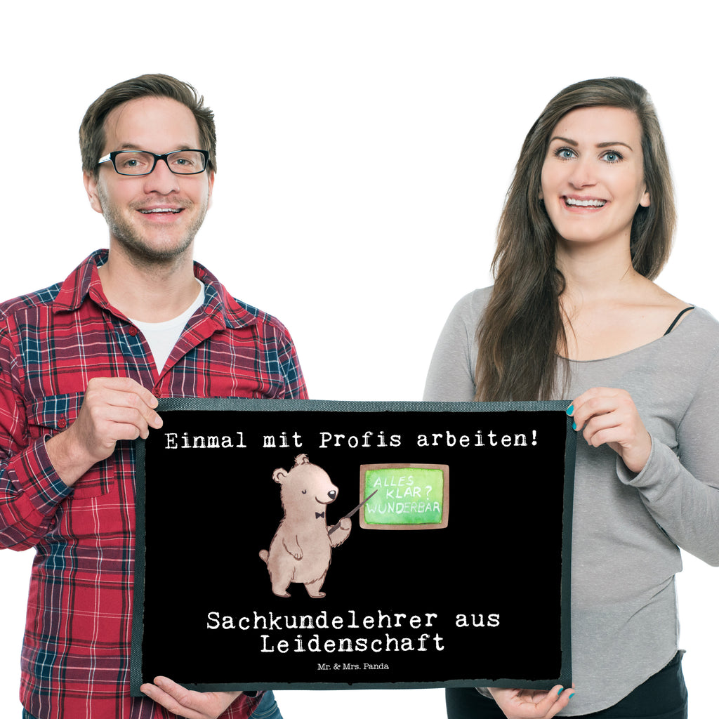 Fußmatte Sachkundelehrer aus Leidenschaft Türvorleger, Schmutzmatte, Fußabtreter, Matte, Schmutzfänger, Fußabstreifer, Schmutzfangmatte, Türmatte, Motivfußmatte, Haustürmatte, Vorleger, Beruf, Ausbildung, Jubiläum, Abschied, Rente, Kollege, Kollegin, Geschenk, Schenken, Arbeitskollege, Mitarbeiter, Firma, Danke, Dankeschön, Sachkundelehrer, Sachkundeunterricht, Schule, Grundschule