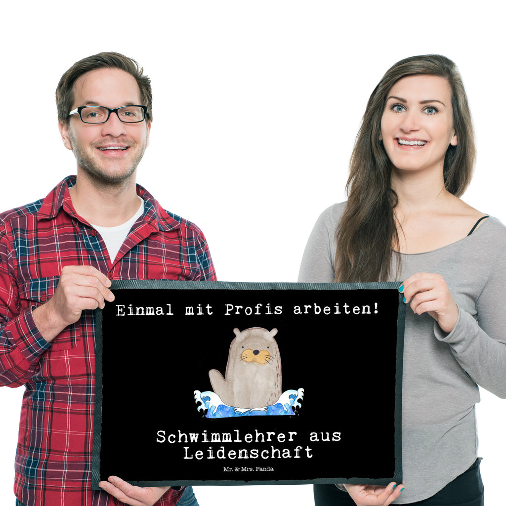 Fußmatte Schwimmlehrer aus Leidenschaft Schwimmlehrer, Schwimmbad, Schwimmschule, Schwimmverein, Schwimmkurs,  Türvorleger, Schmutzmatte, Fußabtreter, Matte, Schmutzfänger, Fußabstreifer, Schmutzfangmatte, Türmatte, Motivfußmatte,  Haustürmatte, Vorleger  Beruf, Ausbildung, Jubiläum, Abschied, Rente, Kollege, Kollegin, Geschenk, Schenken, Arbeitskollege, Mitarbeiter, Firma, Danke, Dankeschön