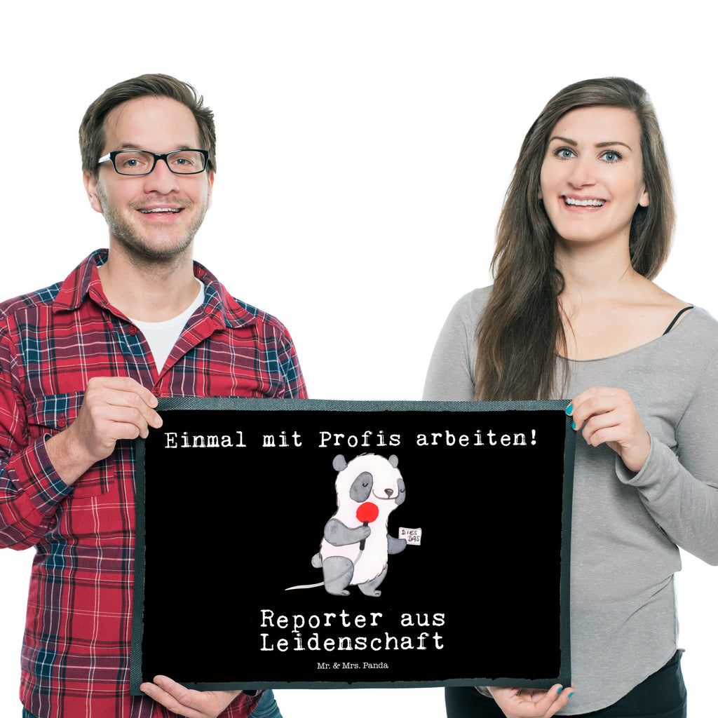 Fußmatte Reporter aus Leidenschaft  Türvorleger, Schmutzmatte, Fußabtreter, Matte, Schmutzfänger, Fußabstreifer, Schmutzfangmatte, Türmatte, Motivfußmatte,  Haustürmatte, Vorleger  Beruf, Ausbildung, Jubiläum, Abschied, Rente, Kollege, Kollegin, Geschenk, Schenken, Arbeitskollege, Mitarbeiter, Firma, Danke, Dankeschön