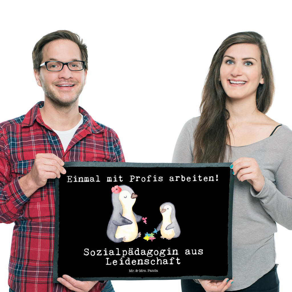 Fußmatte Sozialpädagogin aus Leidenschaft  Türvorleger, Schmutzmatte, Fußabtreter, Matte, Schmutzfänger, Fußabstreifer, Schmutzfangmatte, Türmatte, Motivfußmatte,  Haustürmatte, Vorleger  Beruf, Ausbildung, Jubiläum, Abschied, Rente, Kollege, Kollegin, Geschenk, Schenken, Arbeitskollege, Mitarbeiter, Firma, Danke, Dankeschön