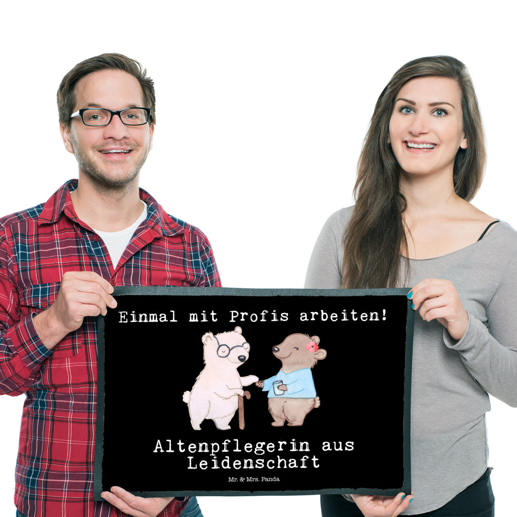 Fußmatte Altenpflegerin aus Leidenschaft Altenpflegerin, Pflegerin, Altenheim Eröffnung Türvorleger, Schmutzmatte, Fußabtreter, Matte, Schmutzfänger, Fußabstreifer, Schmutzfangmatte, Türmatte, Motivfußmatte,  Haustürmatte, Vorleger  Beruf, Ausbildung, Jubiläum, Abschied, Rente, Kollege, Kollegin, Geschenk, Schenken, Arbeitskollege, Mitarbeiter, Firma, Danke, Dankeschön