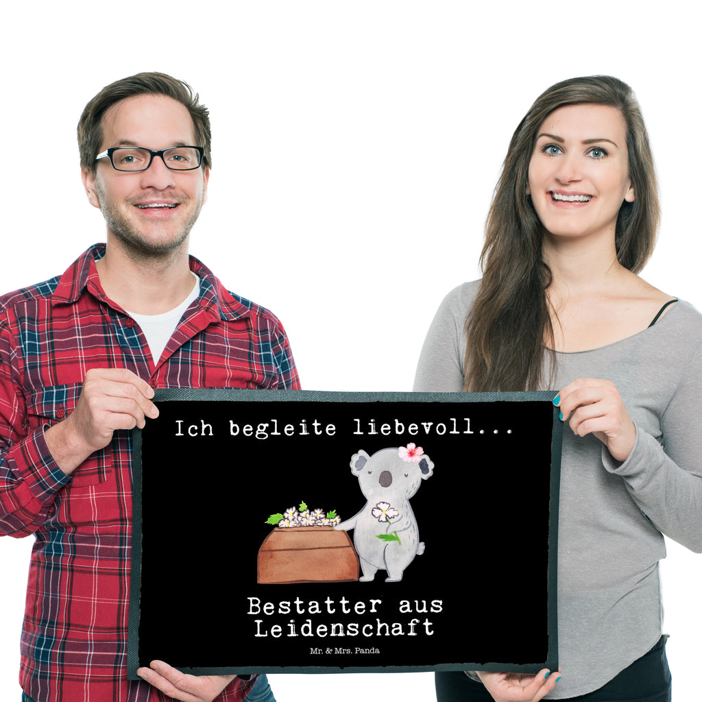 Fußmatte Bestatter aus Leidenschaft  Türvorleger, Schmutzmatte, Fußabtreter, Matte, Schmutzfänger, Fußabstreifer, Schmutzfangmatte, Türmatte, Motivfußmatte,  Haustürmatte, Vorleger  Beruf, Ausbildung, Jubiläum, Abschied, Rente, Kollege, Kollegin, Geschenk, Schenken, Arbeitskollege, Mitarbeiter, Firma, Danke, Dankeschön