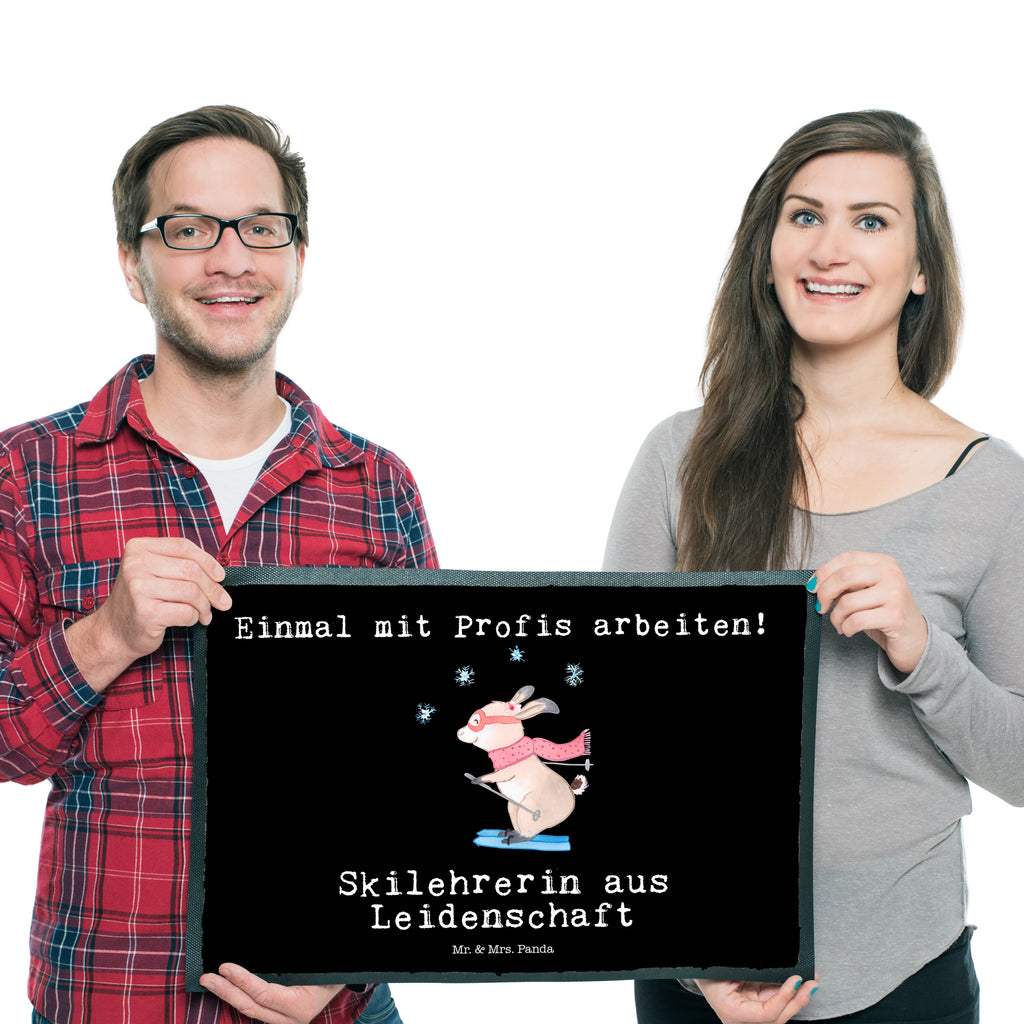 Fußmatte Skilehrerin aus Leidenschaft Türvorleger, Schmutzmatte, Fußabtreter, Matte, Schmutzfänger, Fußabstreifer, Schmutzfangmatte, Türmatte, Motivfußmatte, Haustürmatte, Vorleger, Beruf, Ausbildung, Jubiläum, Abschied, Rente, Kollege, Kollegin, Geschenk, Schenken, Arbeitskollege, Mitarbeiter, Firma, Danke, Dankeschön