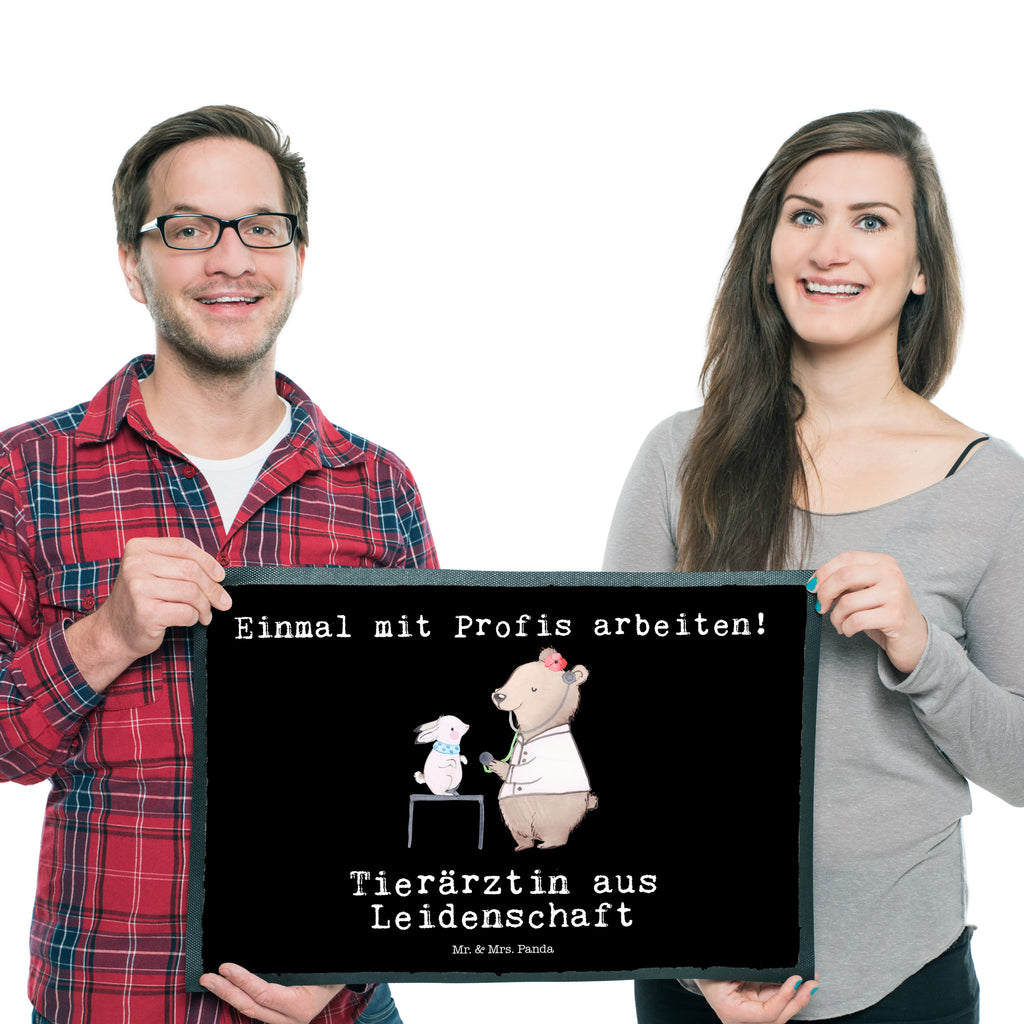 Fußmatte Tierärztin aus Leidenschaft Türvorleger, Schmutzmatte, Fußabtreter, Matte, Schmutzfänger, Fußabstreifer, Schmutzfangmatte, Türmatte, Motivfußmatte, Haustürmatte, Vorleger, Beruf, Ausbildung, Jubiläum, Abschied, Rente, Kollege, Kollegin, Geschenk, Schenken, Arbeitskollege, Mitarbeiter, Firma, Danke, Dankeschön