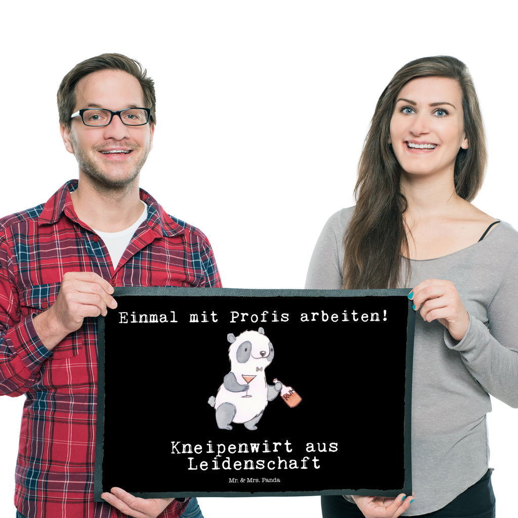 Fußmatte Kneipenwirt aus Leidenschaft Türvorleger, Schmutzmatte, Fußabtreter, Matte, Schmutzfänger, Fußabstreifer, Schmutzfangmatte, Türmatte, Motivfußmatte, Haustürmatte, Vorleger, Beruf, Ausbildung, Jubiläum, Abschied, Rente, Kollege, Kollegin, Geschenk, Schenken, Arbeitskollege, Mitarbeiter, Firma, Danke, Dankeschön, Kneipenwirt, Gastwirt, Gaststätte, Kneipe, Eröffnung, Barkeeper, Bartender, Rum, Bar