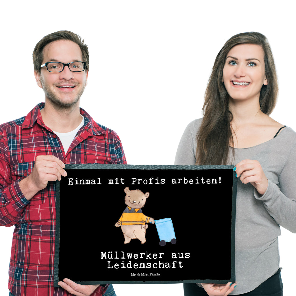 Fußmatte Müllwerker aus Leidenschaft Müllwerker, Fachkraft Kreislauf- und Abfallwirtschaft, Müllentsorger, 
Kehrichtmann, Müllmann, Müllfahrer Türvorleger, Schmutzmatte, Fußabtreter, Matte, Schmutzfänger, Fußabstreifer, Schmutzfangmatte, Türmatte, Motivfußmatte,  Haustürmatte, Vorleger  Beruf, Ausbildung, Jubiläum, Abschied, Rente, Kollege, Kollegin, Geschenk, Schenken, Arbeitskollege, Mitarbeiter, Firma, Danke, Dankeschön