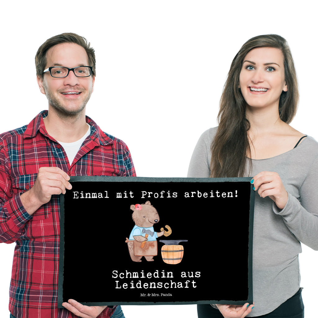 Fußmatte Schmiedin aus Leidenschaft  Türvorleger, Schmutzmatte, Fußabtreter, Matte, Schmutzfänger, Fußabstreifer, Schmutzfangmatte, Türmatte, Motivfußmatte,  Haustürmatte, Vorleger  Beruf, Ausbildung, Jubiläum, Abschied, Rente, Kollege, Kollegin, Geschenk, Schenken, Arbeitskollege, Mitarbeiter, Firma, Danke, Dankeschön