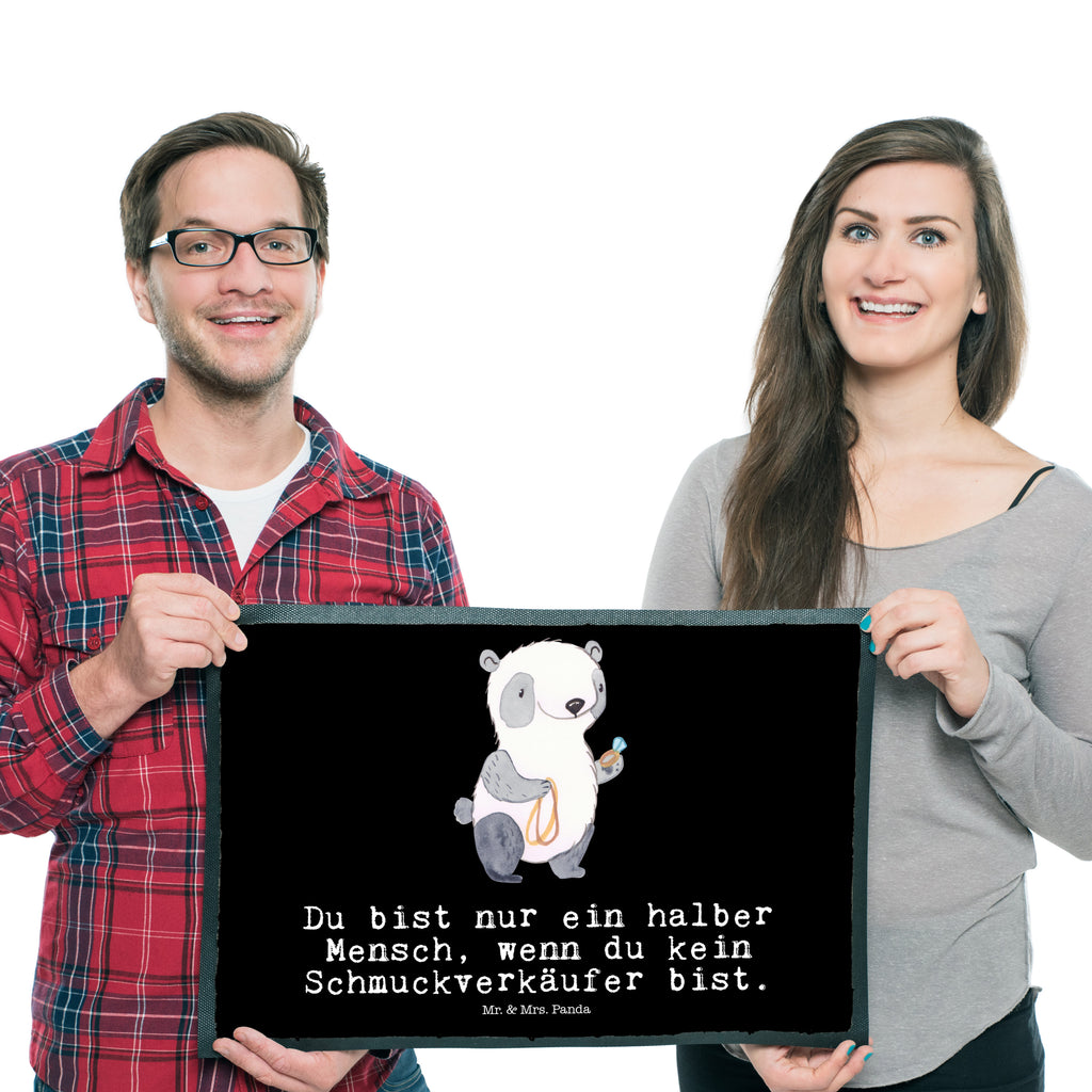 Fußmatte Schmuckverkäufer mit Herz Schmuckverkäufer, Juwelier, Goldschmied, Schmied, Schmuckwarenhändler, Schmuckgeschäft, Eröffnung, Ausbildung,  Türvorleger, Schmutzmatte, Fußabtreter, Matte, Schmutzfänger, Fußabstreifer, Schmutzfangmatte, Türmatte, Motivfußmatte,  Haustürmatte, Vorleger  Beruf, Ausbildung, Jubiläum, Abschied, Rente, Kollege, Kollegin, Geschenk, Schenken, Arbeitskollege, Mitarbeiter, Firma, Danke, Dankeschön