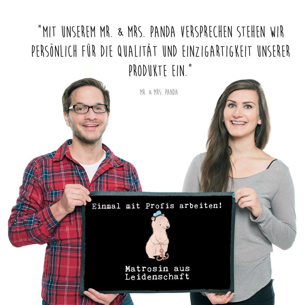 Fußmatte Matrosin aus Leidenschaft Matrosin, Seeleute, Schiff, Schiffsmechanikerin,  Türvorleger, Schmutzmatte, Fußabtreter, Matte, Schmutzfänger, Fußabstreifer, Schmutzfangmatte, Türmatte, Motivfußmatte,  Haustürmatte, Vorleger  Beruf, Ausbildung, Jubiläum, Abschied, Rente, Kollege, Kollegin, Geschenk, Schenken, Arbeitskollege, Mitarbeiter, Firma, Danke, Dankeschön