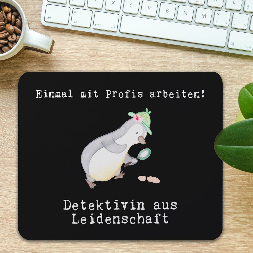 Mauspad Detektivin aus Leidenschaft Mousepad, Computer zubehör, Büroausstattung, PC Zubehör, Arbeitszimmer, Mauspad, Einzigartiges Mauspad, Designer Mauspad, Beruf, Ausbildung, Jubiläum, Abschied, Rente, Kollege, Kollegin, Geschenk, Schenken, Arbeitskollege, Mitarbeiter, Firma, Danke, Dankeschön, Detektivin, Ermittlerin, Agentin, Privatdetektei, Berufsdetektivin, Wirtschaftsdetektei, Detektivausbildung, Spurensuche