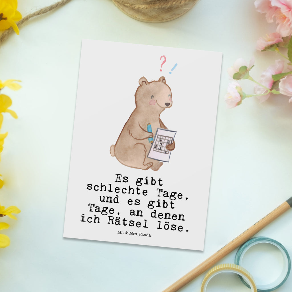Postkarte Bär Rätsel lösen Tage Geschenkkarte, Grußkarte, Karte, Einladung, Ansichtskarte, Geburtstagskarte, Einladungskarte, Dankeskarte, Geschenk, Sport, Sportart, Hobby, Schenken, Danke, Dankeschön, Auszeichnung, Gewinn, Sportler, Rätsel lösen, Kreuzworträtsel lösen, Knobeln, Gedächtnistraining, Gedächtnissport