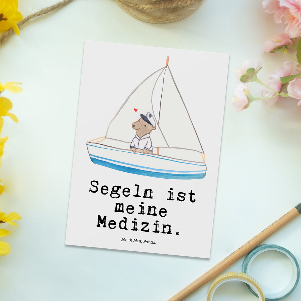 Postkarte Bär Segeln Medizin Geschenkkarte, Grußkarte, Karte, Einladung, Ansichtskarte, Geburtstagskarte, Einladungskarte, Dankeskarte, Geschenk, Sport, Sportart, Hobby, Schenken, Danke, Dankeschön, Auszeichnung, Gewinn, Sportler, segeln, Segeltörn, Segelboot, Segelschule, Yachtclub