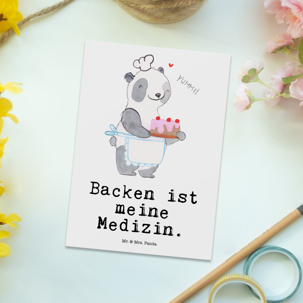 Postkarte Panda Backen Medizin Geschenkkarte, Grußkarte, Karte, Einladung, Ansichtskarte, Geburtstagskarte, Einladungskarte, Dankeskarte, Geschenk, Sport, Sportart, Hobby, Schenken, Danke, Dankeschön, Auszeichnung, Gewinn, Sportler, backen, Hobbybäcker, Kuchen backen