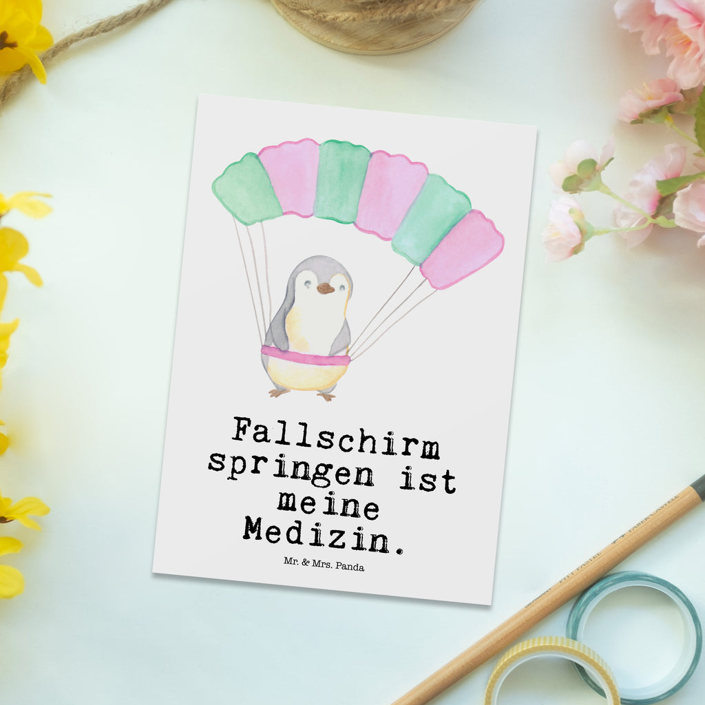 Postkarte Pinguin Fallschirm springen Medizin Geschenkkarte, Grußkarte, Karte, Einladung, Ansichtskarte, Geburtstagskarte, Einladungskarte, Dankeskarte, Geschenk, Sport, Sportart, Hobby, Schenken, Danke, Dankeschön, Auszeichnung, Gewinn, Sportler, Fallschirmspringen, Skydive, Fallschirmsprung, Tandemsprung, Fallschirmflug, Freifall, Erlebnisgeschenk, Adrenalinkick, Extreme Sport, Luftakrobatik, Adrenalinrausch, Parachute Jumping